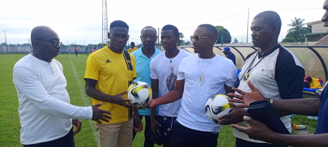 ŒUVRES DE BIENFAISANCE / CF MAKAYE MA NGOME : DES BALLONS POUR LE FC 109