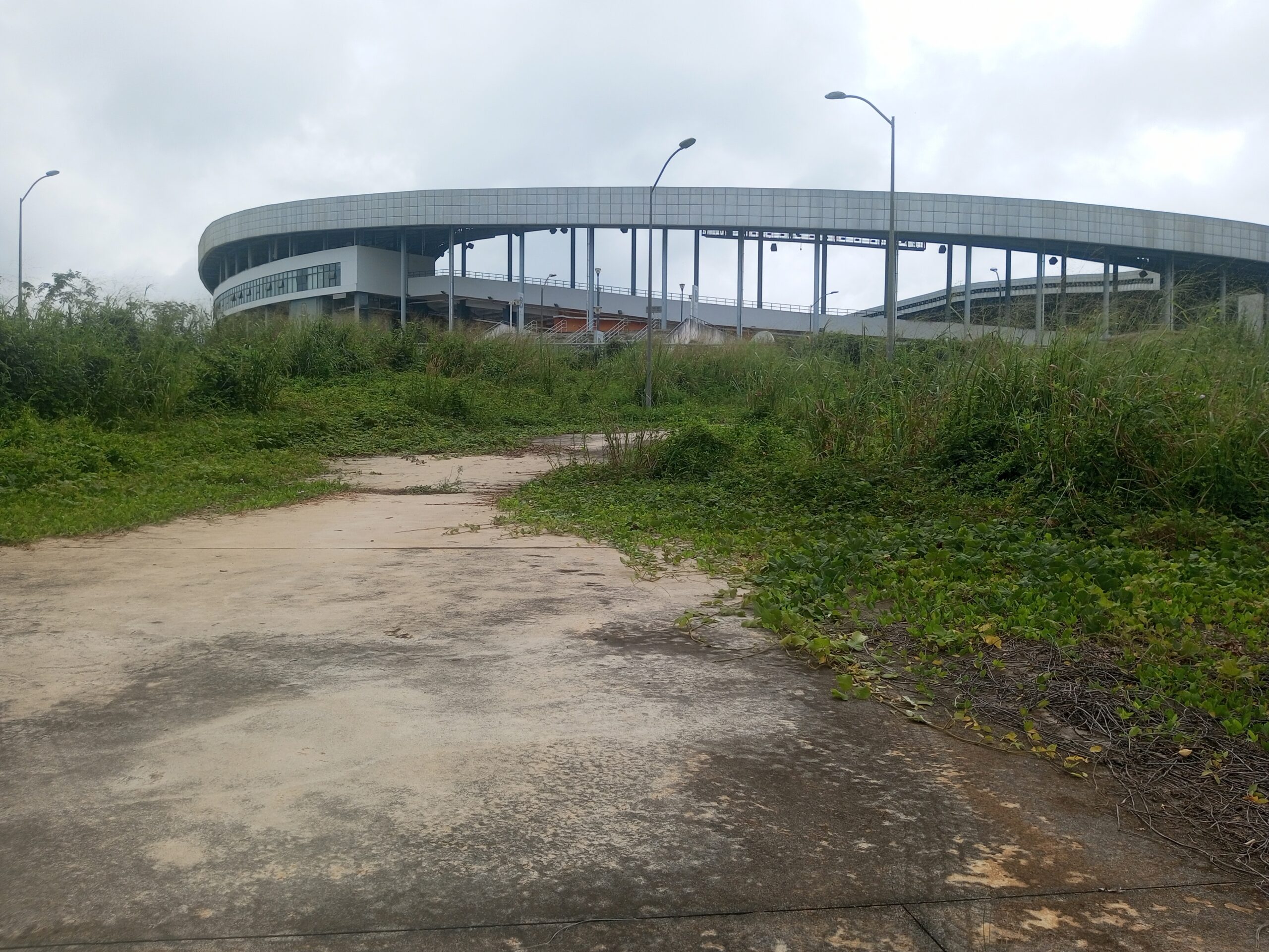 INFRASTRUCTURE SPORTIVE/ ENGONG STADIUM : D&rsquo;HIER,UNE FIERTÉ. AUJOURD&rsquo;HUI, UNE RUINE