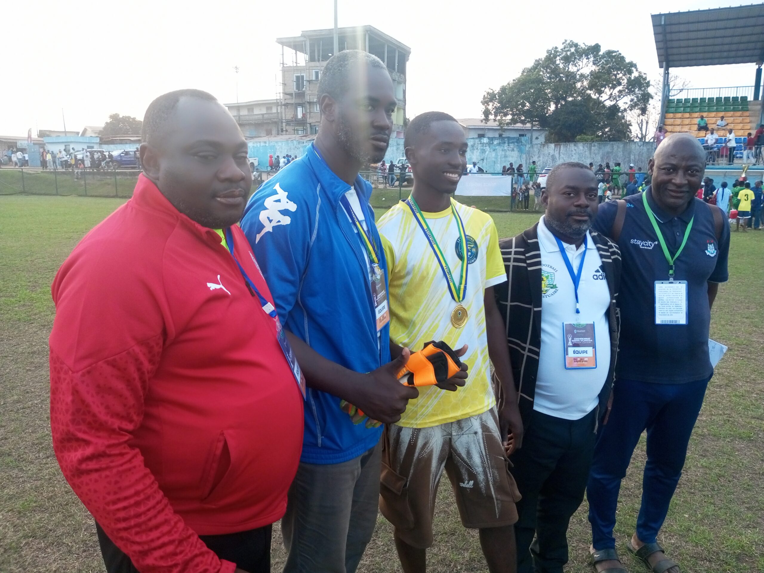 FOOTBALL/U17 OYEM : GÉDÉON JUNIOR NDOUTOUME DÉCROCHE UN SECOND TROPHÉE AVEC L&rsquo;ESTUAIRE
