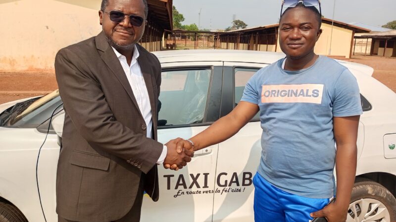 MASUKU 2026 : LE PRÉSIDENT HUGUES DÉSIRÉ BOGUIKOUMA FACILITE L&rsquo;ACQUISITION D&rsquo;UN TAXI  À MAIXANT DAVID PENDZE, JUDOKA INSTALLÉ À MOANDA