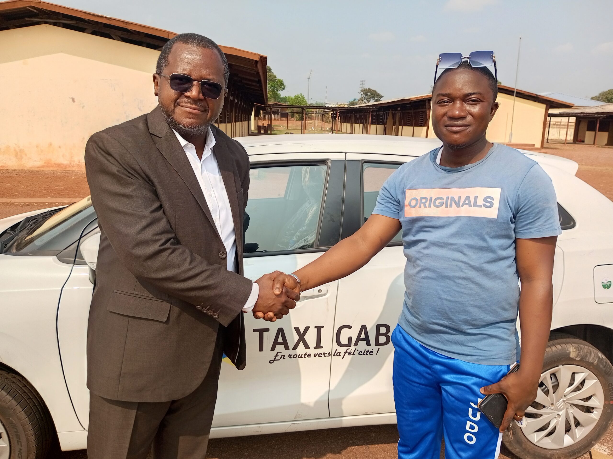 MASUKU 2026 : LE PRÉSIDENT HUGUES DÉSIRÉ BOGUIKOUMA FACILITE L&rsquo;ACQUISITION D&rsquo;UN TAXI  À MAIXANT DAVID PENDZE, JUDOKA INSTALLÉ À MOANDA