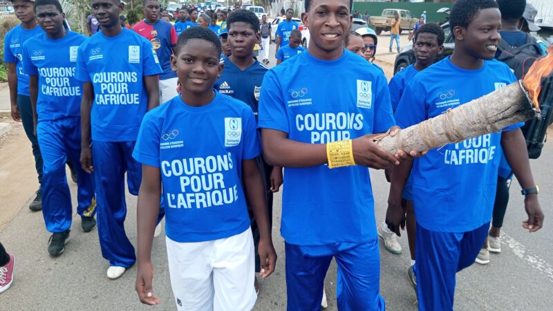 CNOG / JEUX OLYMPIQUES DE LA JEUNESSE : 500 JEUNES ACCUEILLENT LA FLAMME OLYMPIQUE À AKANDA